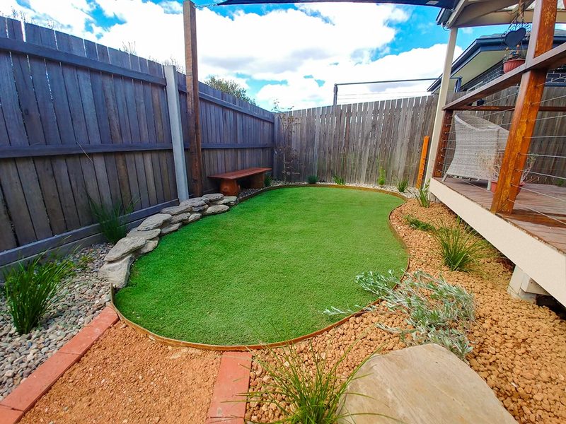 Turfed courtyard with garden edging